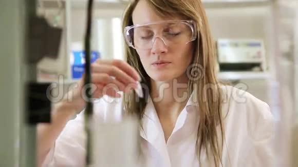 实验室里的女科学家视频的预览图
