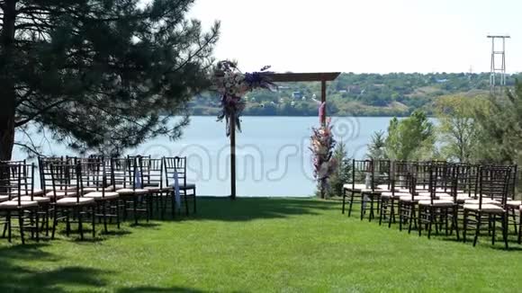 婚礼地点婚礼拱门在一个绿色的草坪上有惊人的河景视频的预览图