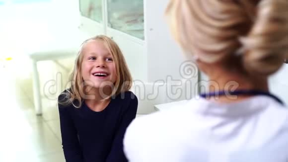 在儿科医生预约的时候一个可爱的笑脸金发女孩视频的预览图