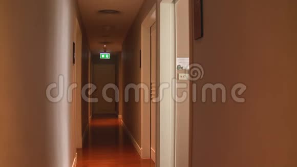 有木地板和粉刷墙的走廊视频的预览图