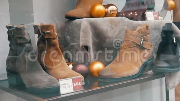 鞋店橱窗里的货架上摆着不同经典的皮革女鞋各种颜色的鞋上面贴着价格标签视频的预览图