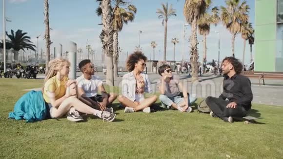 在街头草地上聊天的现代人视频的预览图