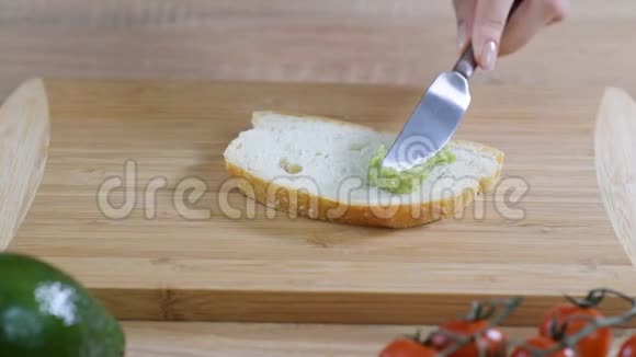 在面包上撒烤鳄梨做一顿健康的早餐视频的预览图