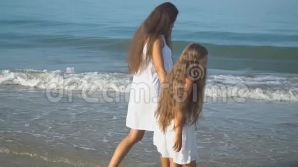 母女俩在海边散步视频的预览图