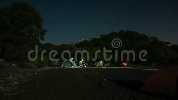 夜间营地人员的行动视频的预览图