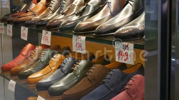 鞋店橱窗里的货架上摆着不同经典的皮革男鞋各种颜色的鞋上面贴着价格标签视频的预览图