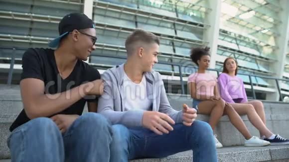 两个男青年嘲笑坐在旁边的女同学青年说闲话视频的预览图