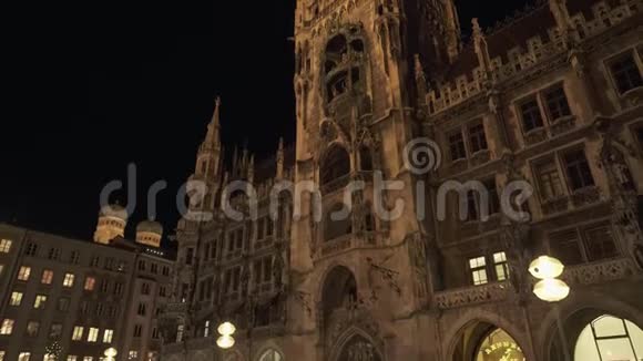 慕尼黑德国2019年11月26日慕尼黑Marienplatz新市政厅的夜景实时中镜头倾斜视频的预览图