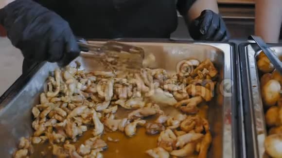 特写烹饪在肉薯碟中的手偶视频的预览图