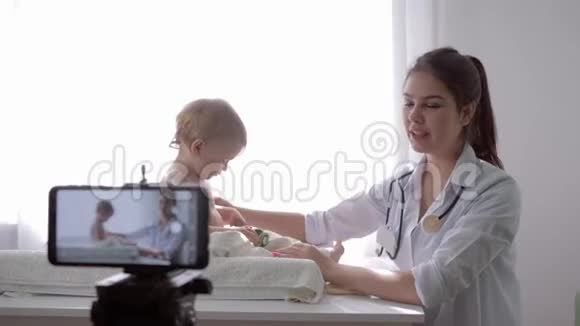 博客女医生Videoblog在手机上录制儿童体检现场指导视频视频的预览图