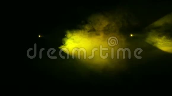 黄色的光线从轮廓聚光灯在黑暗的烟雾毯视频的预览图