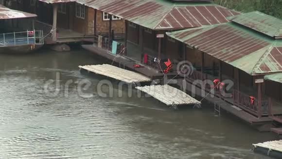 停泊在葵江的建筑物木筏系在视频的预览图