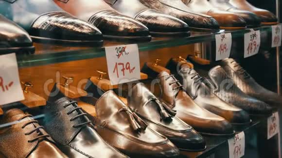 鞋店橱窗里的货架上摆着不同经典的皮革男鞋各种颜色的鞋子上面贴着价格标签视频的预览图