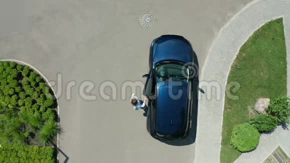 无人机拍摄的女性从车到酒店视频的预览图