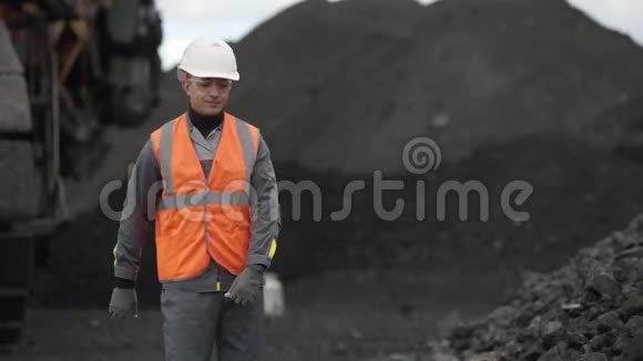 煤矿男男子跳舞视频的预览图