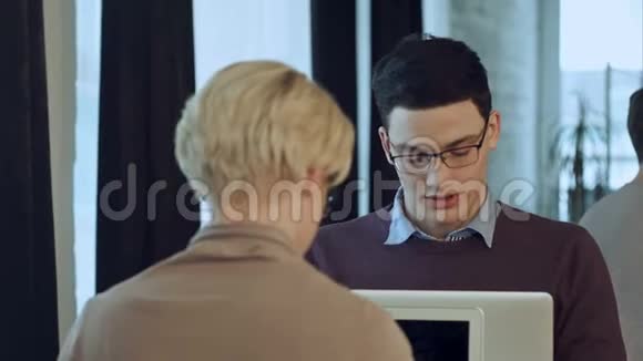 两个人在咖啡馆工作用手提电脑喝咖啡视频的预览图