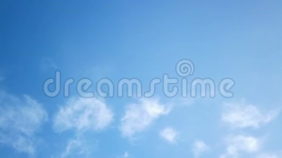 蓝天上孤独的卷云视频的预览图