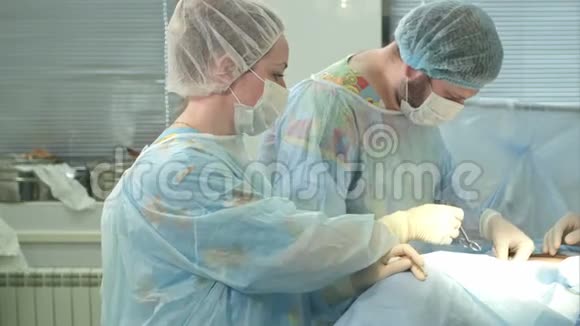 外科医生在手术室缝病人视频的预览图
