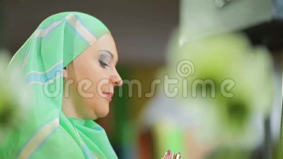 穆斯林妇女涂唇膏和红色口红视频的预览图