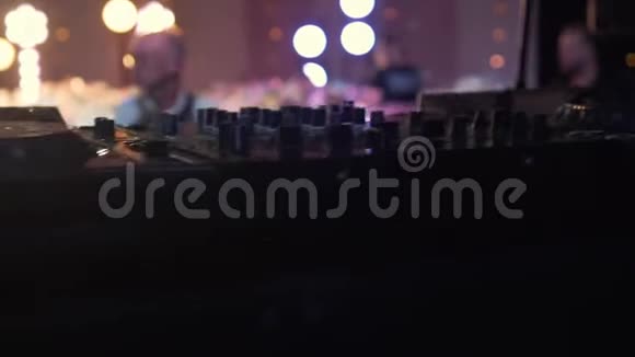 一个DJ控制面板的特写在迪斯科俱乐部的现代播放器上播放派对音乐夜生活和视频的预览图