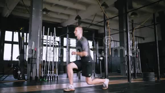 有吸引力的肌肉人在健身房锻炼和训练肌肉弓步蹲视频的预览图