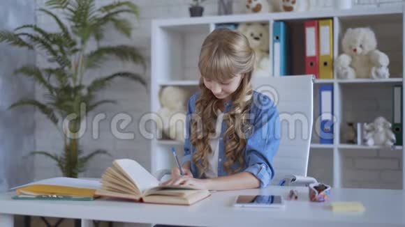 小可爱的女孩在她的房间里做作业912岁的孩子4K视频的预览图