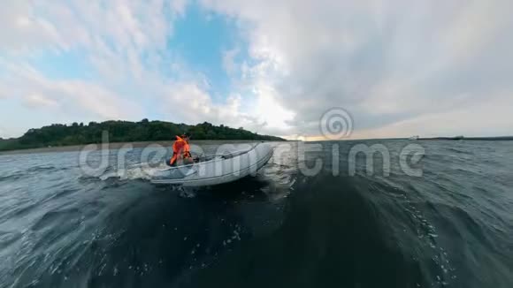 一名男子乘坐充气船在河上航行视频的预览图