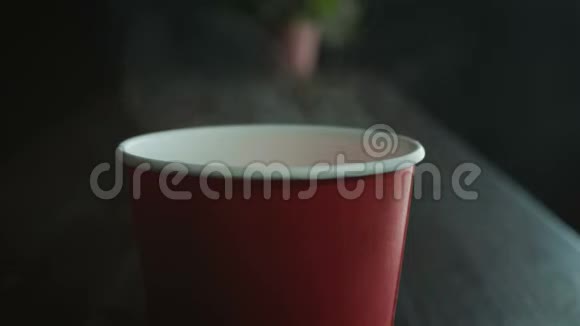 手拿一杯咖啡视频的预览图