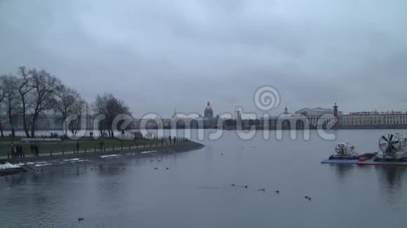 俄罗斯圣彼得堡的城市景观在一个可怕的日子视频的预览图