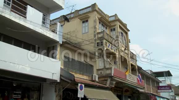 城镇各种风格房屋的立面视频的预览图