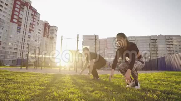 穿着运动服的男人和女人在日落时分跳着粗布大声喊着锻炼身体和减肥视频的预览图