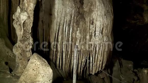 洞穴里有着明亮的管道状的钟乳石视频的预览图