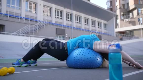 胖女人在体育馆里做健身运动视频的预览图