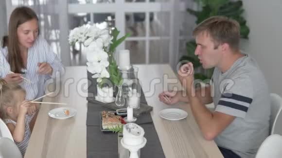 一家人在家吃送食物的寿司视频的预览图
