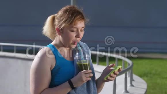 胖女人用电话喝冰沙视频的预览图