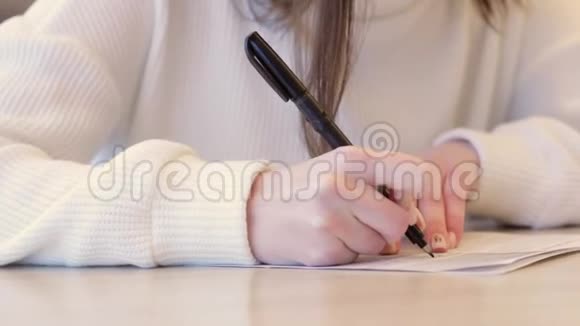 女孩填写文件手和圆珠笔特写视频的预览图