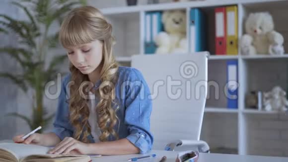 小可爱的女孩在她的房间里做作业912岁的孩子4K视频的预览图