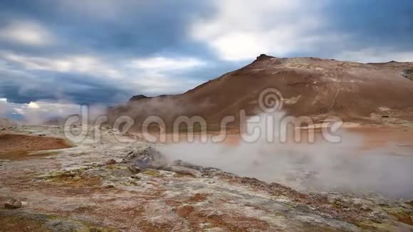 神奇的戏剧场景烟雾从地热沼泽和火山在HverirHverarond山谷在迈瓦顿地区冰岛视频的预览图