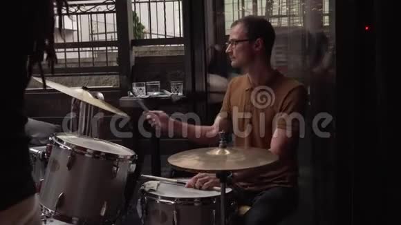 男爵士鼓手打鼓期间视频的预览图