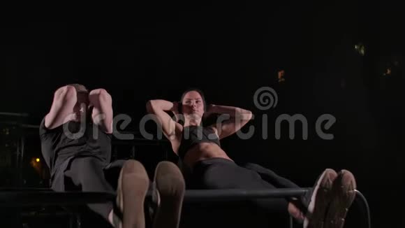 运动情侣一男一女一起在腹肌上做一个运动把身体的概念放到腿上坐一个视频的预览图
