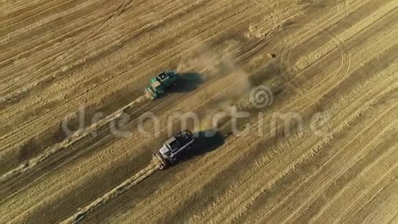 航空视频麦田小麦收获农业农业商业联合作业视频的预览图