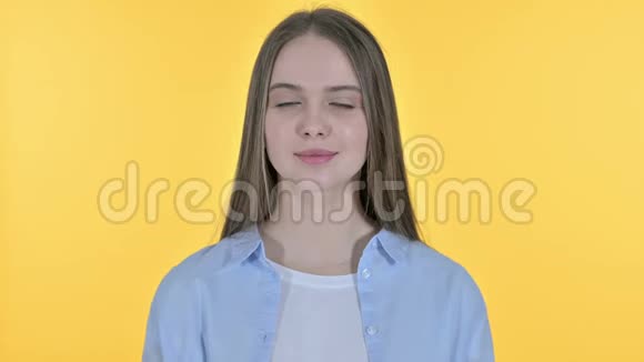 休闲青年妇女在线视频聊天黄色背景视频的预览图