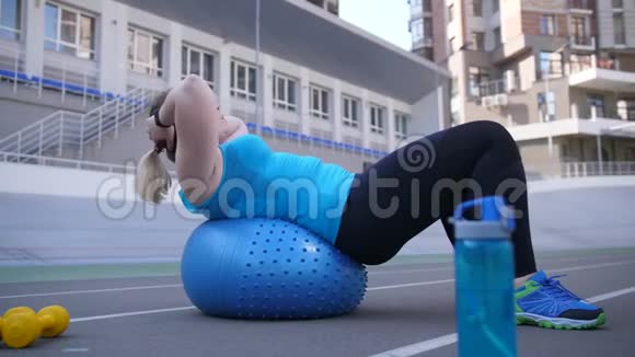 加上大号女子健身户外运动的腹肌视频的预览图