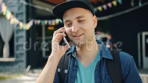 街边玩手机的快乐男子慢镜头画像视频的预览图