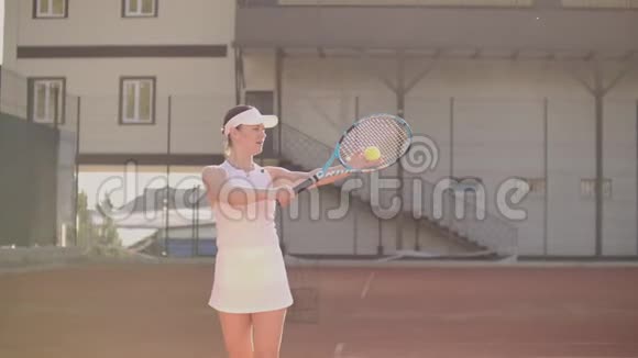 网球发球女子网球运动员发球夏天在外面打网球适合女性运动员练习健康视频的预览图