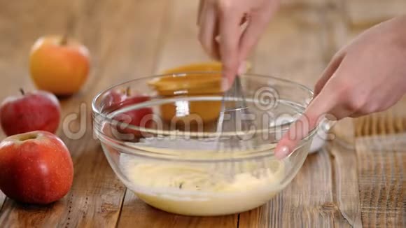将煮好的手和搅拌好的搅拌好的黄油女人在家做苹果蛋糕视频的预览图