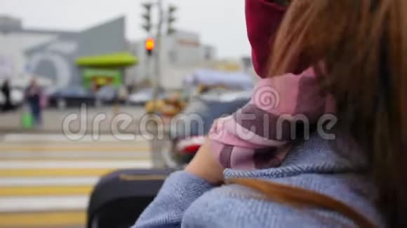 特写一位年轻妈妈的肖像她带着一辆婴儿车计划在城市里过马路生育观念关门视频的预览图