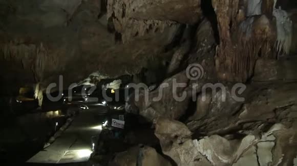 在一个山洞里有一条石廊视频的预览图