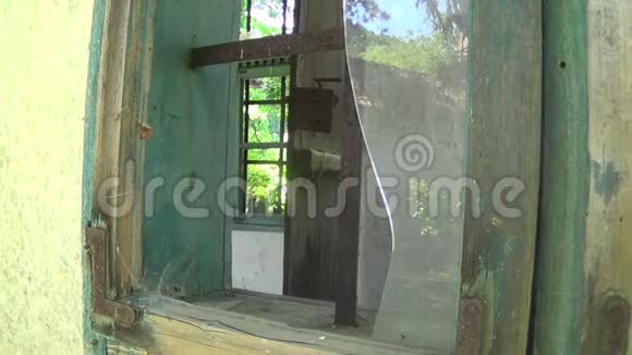 旧房子和废弃的窗户玻璃破碎视频的预览图