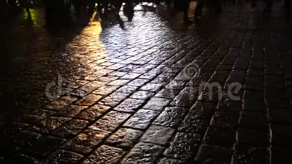 新年前夜人们在莫斯科的红场散步视频的预览图